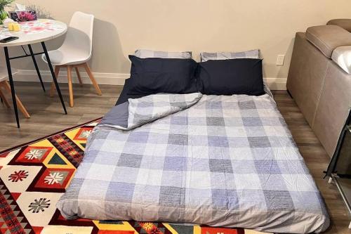 Säng eller sängar i ett rum på Alluring Private Bachelor Unit