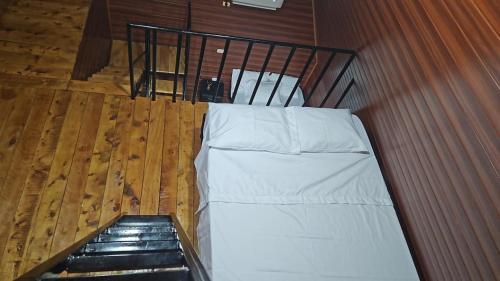a bed in a room with a wooden floor at Cabaña campestre arca de Noé in Tauramena