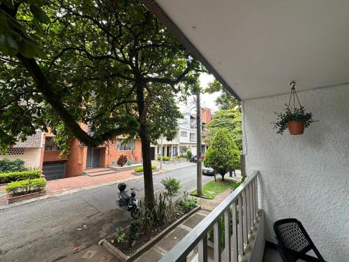 a porch with a tree on the side of a building at loft cerca a laureles, WIFI, cerca metro y GUARDA EQUIPAJE GRATIS!! in Medellín