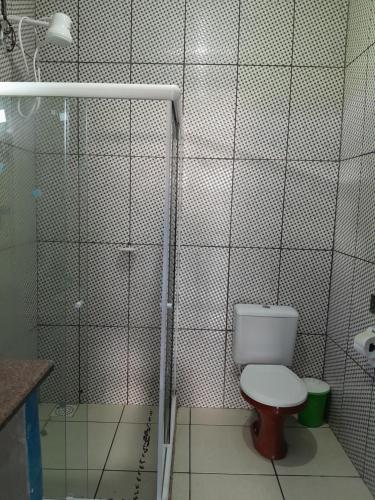 uma casa de banho com um WC e um chuveiro em Cantinho do sossego em Macaé