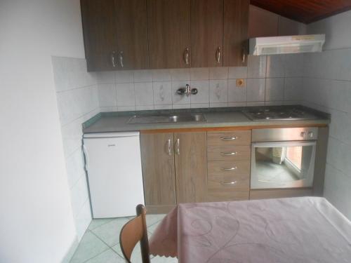 Ett kök eller pentry på Apartments with a parking space Poljana, Ugljan - 8473