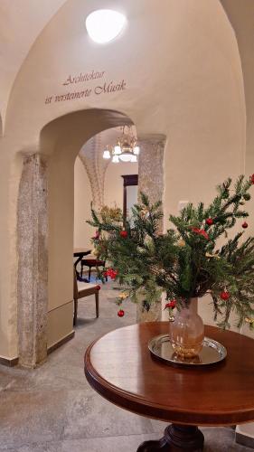a room with a table with a christmas tree on it at Stadtpalais Marché-Suite maximal 2 Personen und 1 Kleinkind in Bautzen