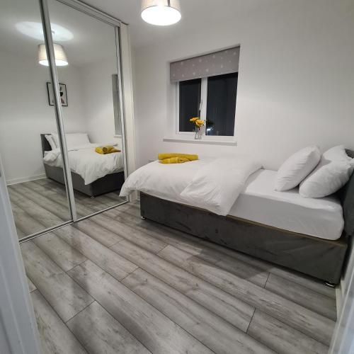 Postel nebo postele na pokoji v ubytování Freshen-up stays Doncaster