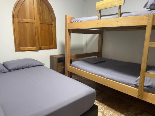 une chambre avec deux lits superposés et un lit dans l'établissement La torrecita, à Barbosa