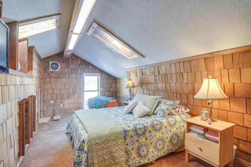 1 dormitorio con 1 cama y 1 mesa con lámpara en Charming Brian Head Condo Rental with Ski Shuttle!, en Brian Head