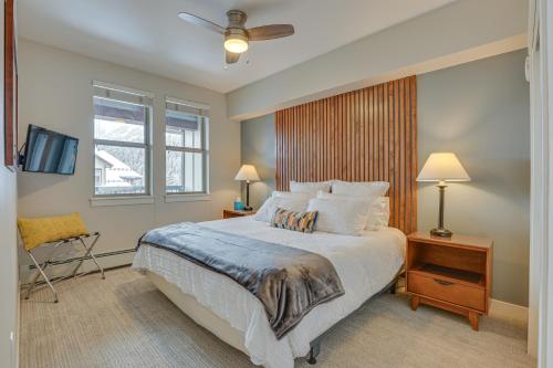 una camera con un grande letto e un ventilatore a soffitto di Ski-InandSki-Out Winter Park Condo with Balcony! a Winter Park