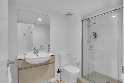 Bilik mandi di Self Check in Modern Studio Apartment
