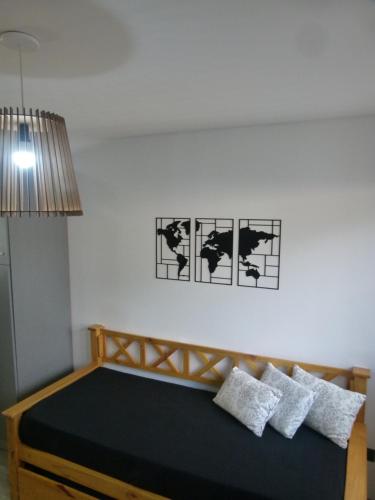 サン・マルティン・デ・ロス・アンデスにあるDepartamento RUKA-9のベッドルーム1室(黒いシーツと白い枕のベッド1台付)