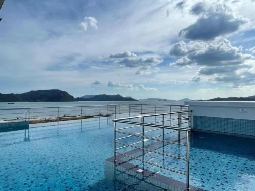 Blick auf das Wasser auf einem Kreuzfahrtschiff in der Unterkunft Homestay Pangsapuri Simfoni 3BR 7Pax Kuah Langkawi in Kuah