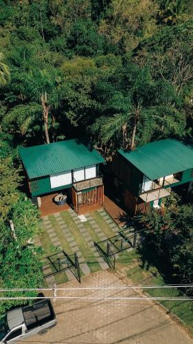 an overhead view of a building with a green roof at Casa Natu Ilhabela Portinho in Ilhabela