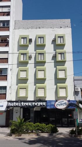 a tall building with green and white at 3Reyes in Necochea