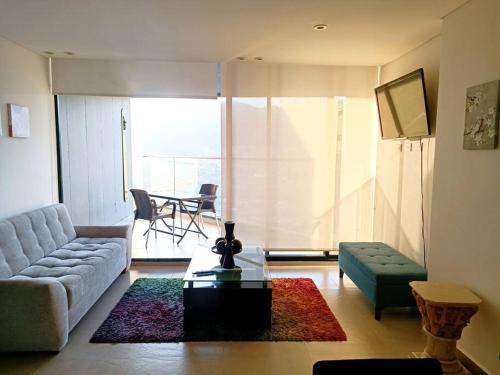 伊瓦格的住宿－Moderno y céntrico apartamento.，客厅配有沙发和桌子