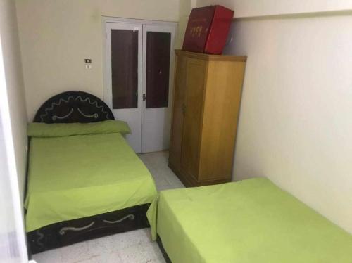 Habitación pequeña con 2 camas y armario en Buba apartment, 
