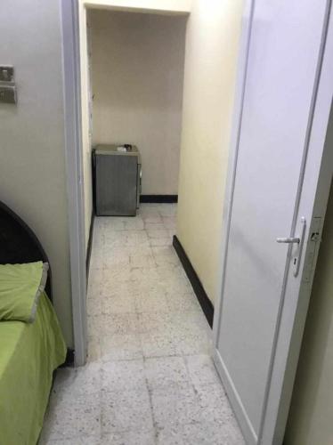 um corredor com uma porta para um quarto com um WC em Buba apartment 