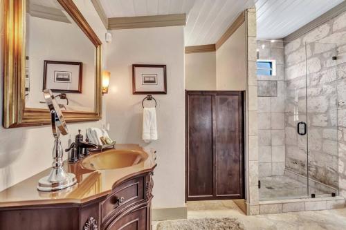 un baño con lavabo y ducha en The Rock House Hideaway - TANK HOUSE, en Fredericksburg