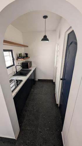 a kitchen with a hallway with a sink and a door at Loft ITSON: Comodidad + Asador in Ciudad Obregón