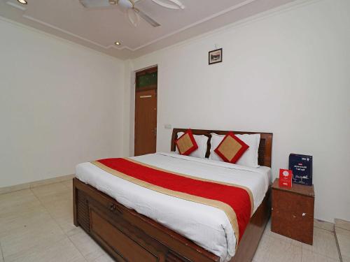Postel nebo postele na pokoji v ubytování OYO Flagship Hotel S Suites