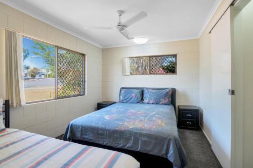 1 dormitorio con cama y ventana en Gold Rush Apartments, en Gympie