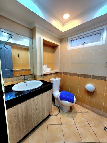 a bathroom with a toilet and a sink at I am pool villa Pattaya no14 in Ban Nong Phlap