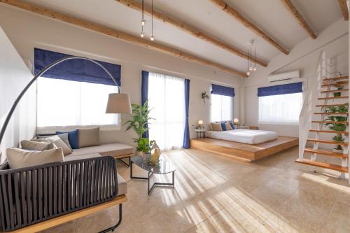 宮古島にあるCrystal Villa ikemaの広いリビングルーム(ベッド1台、ソファ付)