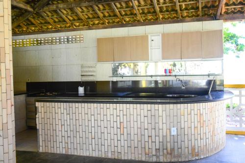 eine Küche mit einer großen Theke in einem Zimmer in der Unterkunft Hotel Barra de Sirinhaém in Sirinhaém