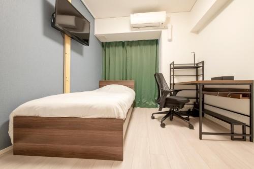 une chambre avec un lit, un bureau et une table dans l'établissement Brilliant MK- III, à Tokyo