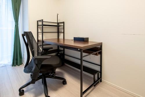 un bureau avec une chaise à côté d'un mur dans l'établissement Brilliant MK- III, à Tokyo