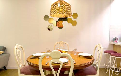uma mesa de jantar com cadeiras e um lustre em Casa de Encanto Vacacional con piscina en Anapoima, condominio privado hasta 9 personas em Anapoima