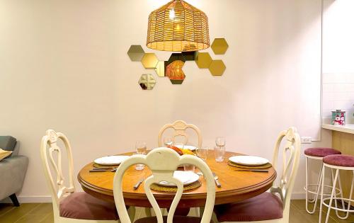 a dining room table with chairs and a chandelier at Cómoda Casa privada "Encanto" Vacacional en Anapoima - Piscina, Smart TV, 3 Habitaciones 3 Baños in Anapoima