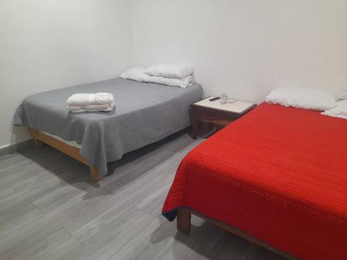 duas camas sentadas uma ao lado da outra num quarto em Loft guelaguetza A em Santa Cruz, Huatulco