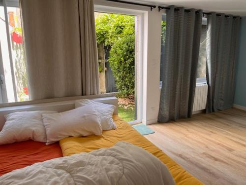 um quarto com uma cama com duas almofadas em Maison Les Sables-d'Olonne, 6 pièces, 12 personnes - FR-1-197-447 em Les Sables-dʼOlonne