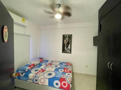 a bedroom with a bed and a ceiling fan at Apartamento en zona de Torices in Cartagena de Indias