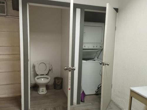 un piccolo bagno con servizi igienici in camera di Hermoso condominio en Cd. Juárez, Chih. Céntrico a Ciudad Juárez