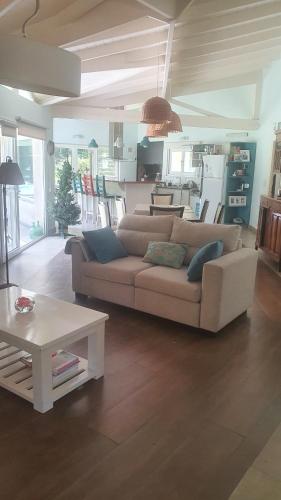 - un salon avec un canapé et une table dans l'établissement Casa con pileta en Pinares de Santa Clara, à Santa Clara del Mar
