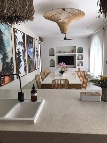 Posezení v ubytování Anwa Cove - Fantastic 6-BR & 2-Pool Villa in Seminyak