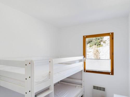 Cette chambre comprend des lits superposés et un miroir. dans l'établissement Pavillon familial à Narbonne-Plage, terrasse, solarium, parking privé, 6 couchages, proche plage - FR-1-409-97, à Narbonne-Plage