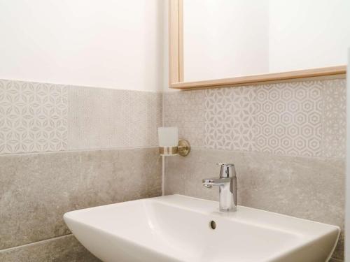 une salle de bain avec un lavabo blanc et un miroir dans l'établissement Pavillon familial à Narbonne-Plage, terrasse, solarium, parking privé, 6 couchages, proche plage - FR-1-409-97, à Narbonne-Plage