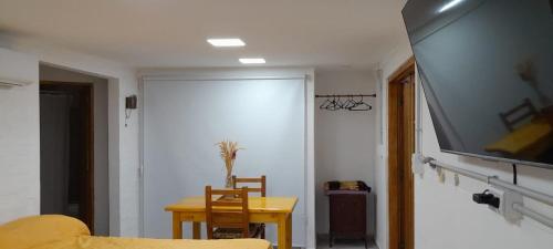 ToayCasa Belén的客厅配有电视、桌子和桌子。