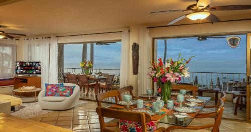 Ocean Front, 3 bedroom, 3 bathroom, Casa Natalia, Playa Esmeralda في بويرتو فايارتا: غرفة معيشة مع طاولة وكراسي وشرفة