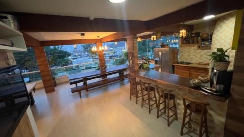 - une cuisine avec un bar offrant une vue sur la ville dans l'établissement Residencial Cordeiro, à Balneário Camboriú