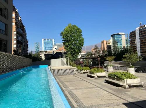 a swimming pool in the middle of a city at Las Condes, Apartamento para 4 con Piscina in Santiago