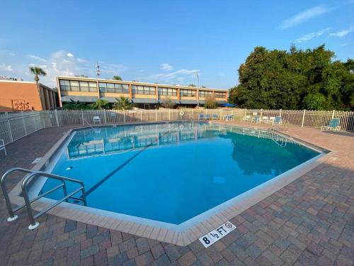 Bazén v ubytování Gulf Breeze Condo w Pool Access! nebo v jeho okolí