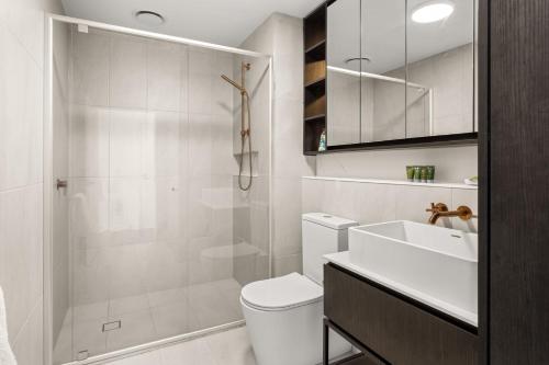 La salle de bains est pourvue de toilettes, d'un lavabo et d'une douche. dans l'établissement Boutique Stays - Camillea, à Melbourne