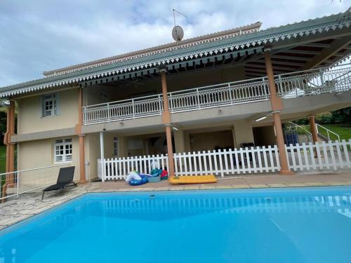 Bazén v ubytování Studio Rez de villa avec piscine nebo v jeho okolí