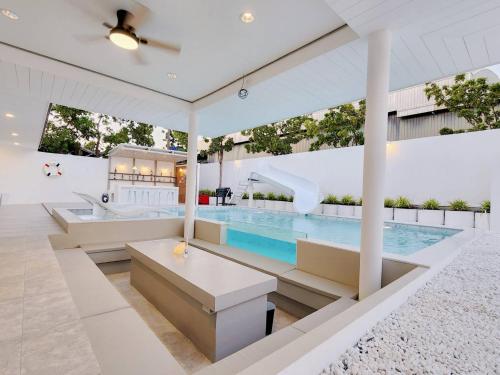 a house with a swimming pool at Niyham Pool Villa in Bang Phli