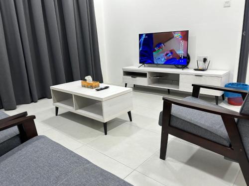 En tv och/eller ett underhållningssystem på The Podium Kuching@Amy*Home