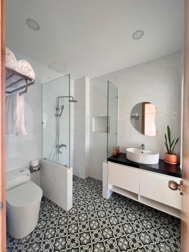 a bathroom with a toilet and a sink at Somo Farm Cửu Long in Vĩnh Long