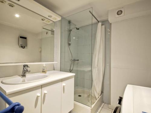 a bathroom with a sink and a glass shower at Villa Pyla-sur-Mer, 5 pièces, 9 personnes - FR-1-433-110 in La Teste-de-Buch