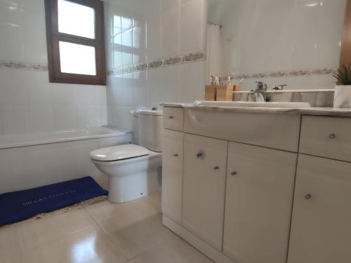 ein weißes Bad mit einem WC und einem Waschbecken in der Unterkunft Casa Calonge, 4 dormitorios, 6 personas - ES-209-56 in Palamós