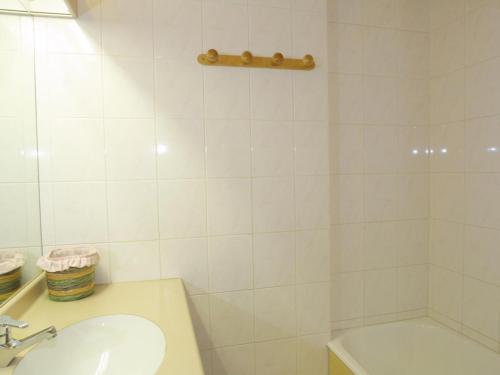 a white bathroom with a sink and a tub at Charmant 2 pièces au cœur des Gets, proche télécabines, balcon, Wi-Fi, garage, animaux bienvenus - FR-1-671-137 in Les Gets
